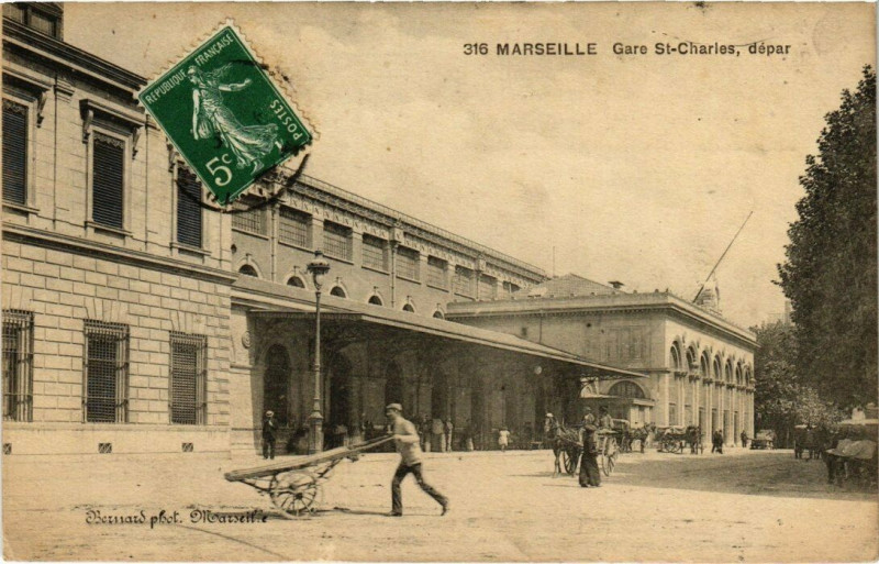 Carte postale ancienne Marseille - Gare St-Charles, depar à Marseille
