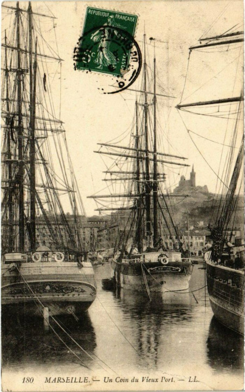 Carte postale ancienne Marseille Un Coin du Vieux Port à Marseille
