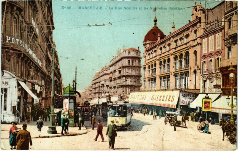 Carte postale ancienne Marseille La Rue Noailles et les Nouvelles Galeries à Marseille