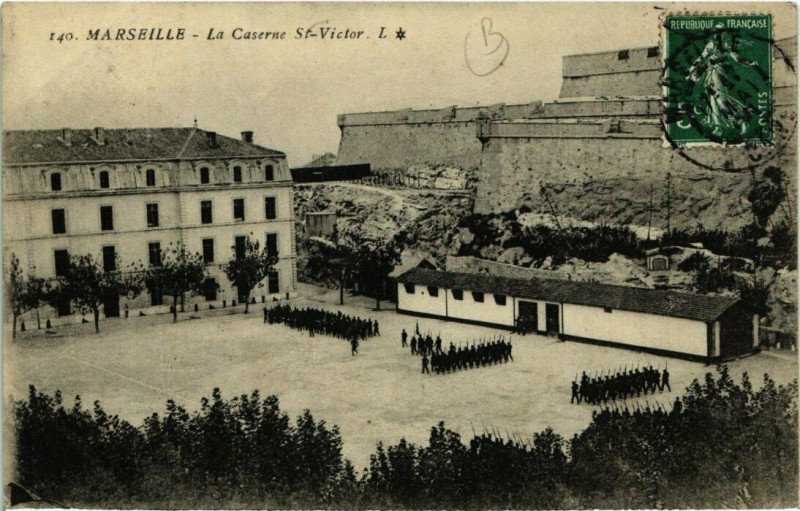 Carte postale ancienne Marseille La Caserne St.-Victor à Marseille