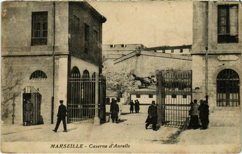 Carte postale ancienne Marseille Caserne d'Aurelle à Marseille