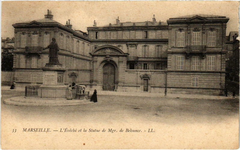 Carte postale ancienne Marseille - L'Eveche Statue de Mr. Belsunce à Marseille
