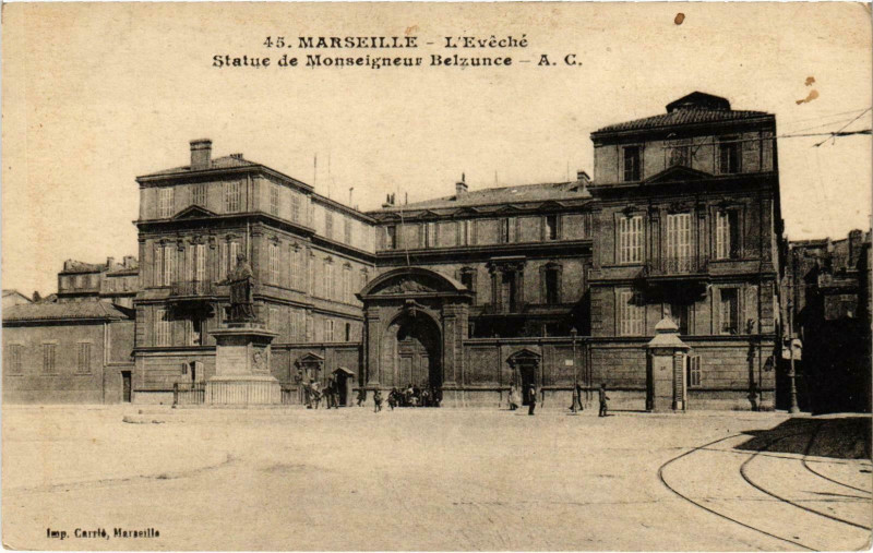 Carte postale ancienne Marseille - L'Eveche Statue de Mr. Belzunce à Marseille