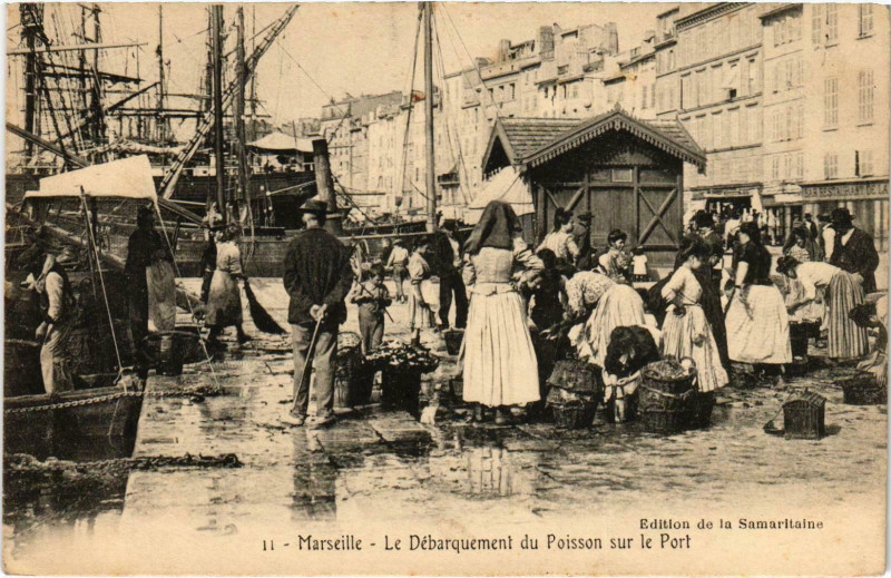 Carte postale ancienne Marseille - Le Débarquement du Poisson sur le Port à Marseille
