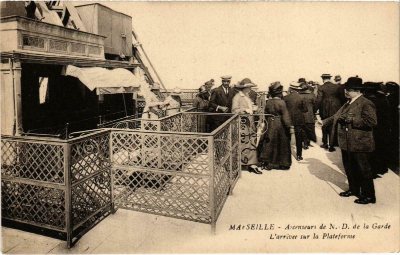 Carte postale ancienne Marseille - Ascenseurs de N.-D. de la Garde L'arrivee sur la à Marseille