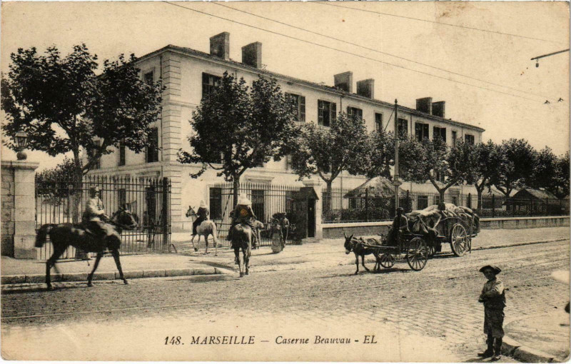 Carte postale ancienne Marseille - Caserne Beauvau à Marseille