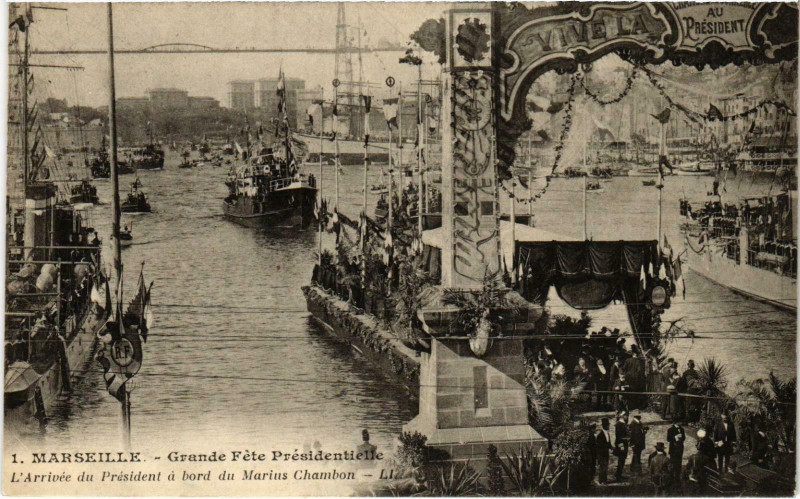 Carte postale ancienne Grande Fête Présidentielle - L'Arrivée du Président à bord du Marius Chambon à Marseille 1er Arrondissement