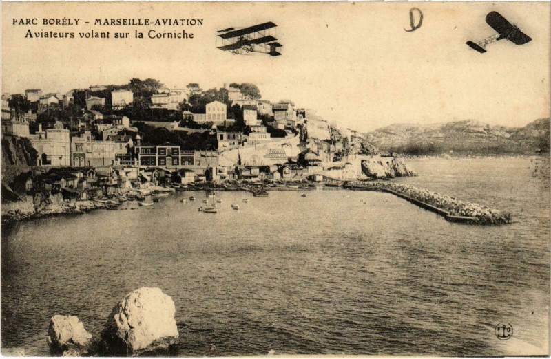 Carte postale ancienne Marseille - Parc Borely Aviateurs volant sur la Corniche à Marseille