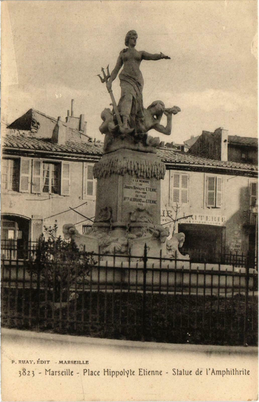Carte postale ancienne Marseille - Place Hippolyte Etienne Statue de l'Amphithrite à Marseille
