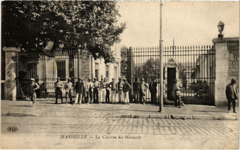 Carte postale ancienne Marseille - La Caserne des Hussards à Marseille