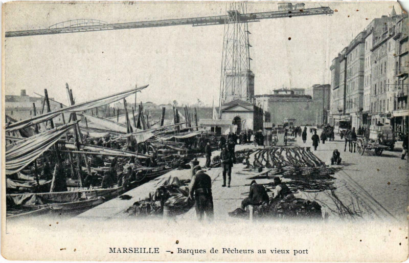 Carte postale ancienne Marseille - Barque de Pecheurs au vieux port à Marseille
