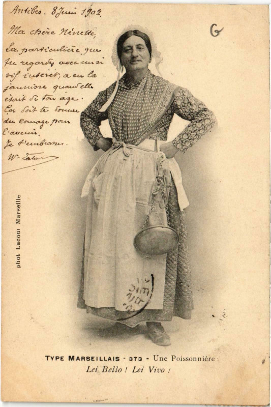 Carte postale ancienne Marseille - Types Marseillais Une Poissoniere à Marseille