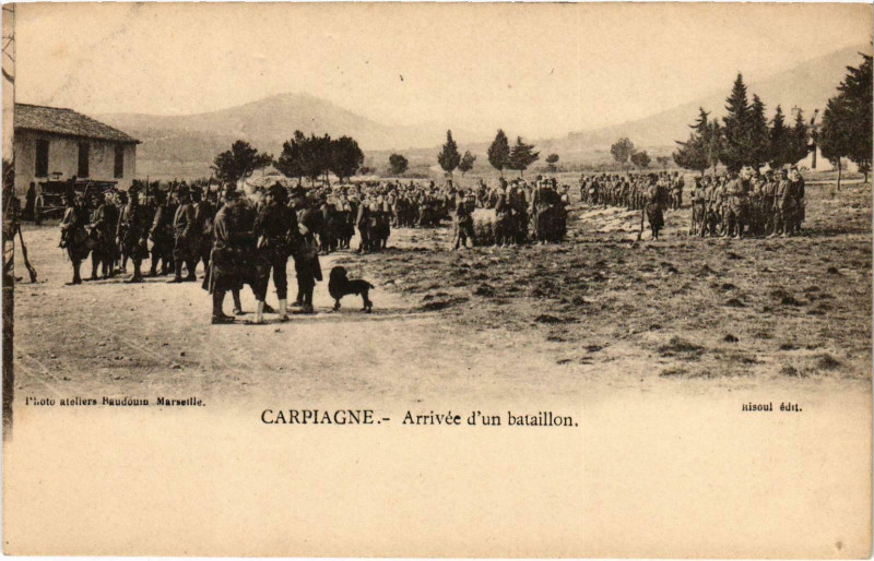 Carte postale ancienne Marseille - Carpiagne Arrivee d'un bataillon à Marseille
