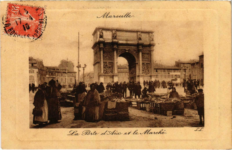 Carte postale ancienne Marseille - La Porte d'Aix et le Marche à Marseille