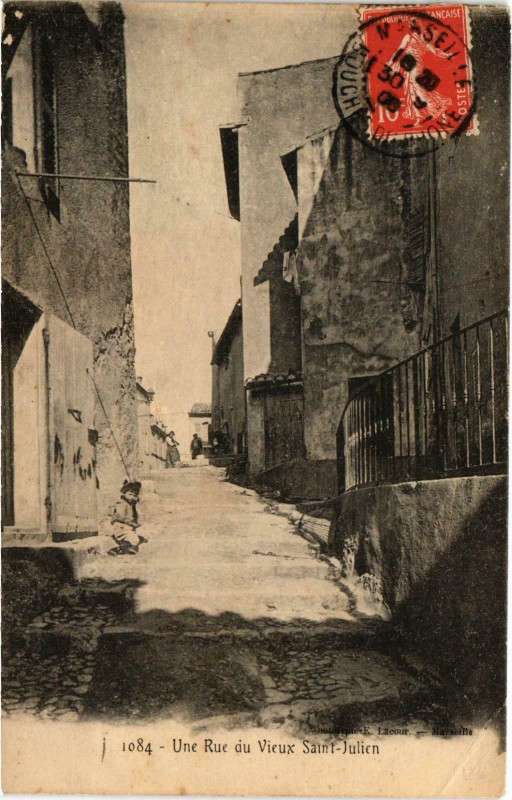 Carte postale ancienne Marseille - Une Rue du Vieux St-Juline à Marseille