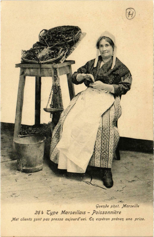 Carte postale ancienne Marseille - Types Marseillais Poissoniere à Marseille