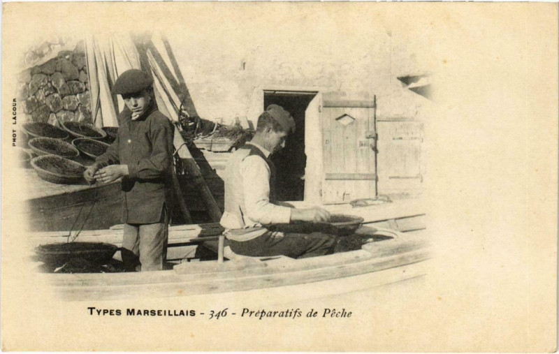 Carte postale ancienne Marseille - Types Marseillais Preparatifs de Peche à Marseille