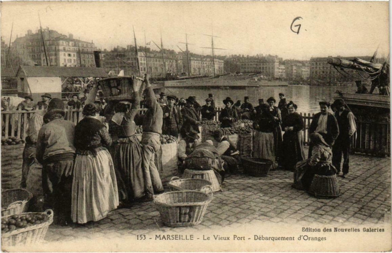 Carte postale ancienne Marseille - Le Vieux Port Débarquement d'Oranges à Marseille