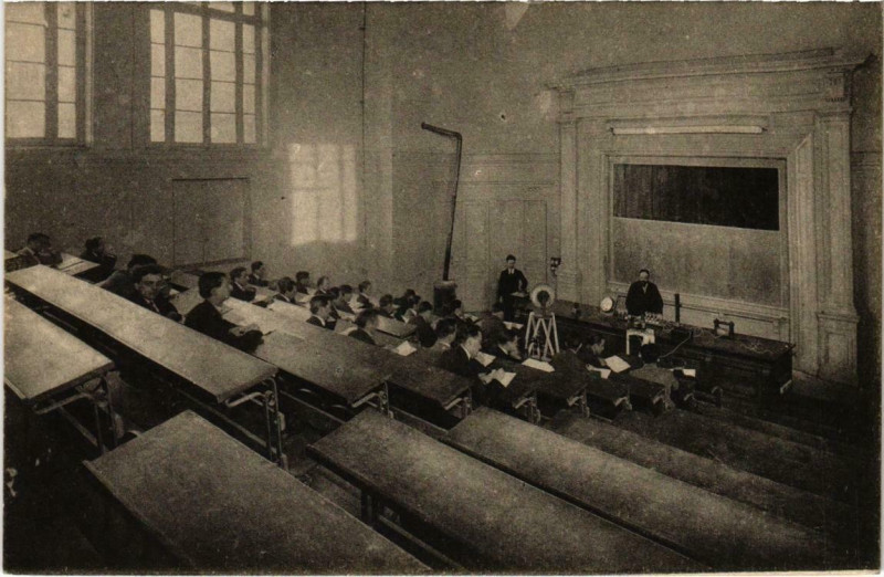 Carte postale ancienne Marseille - Cours de Physique Industrielle à Marseille