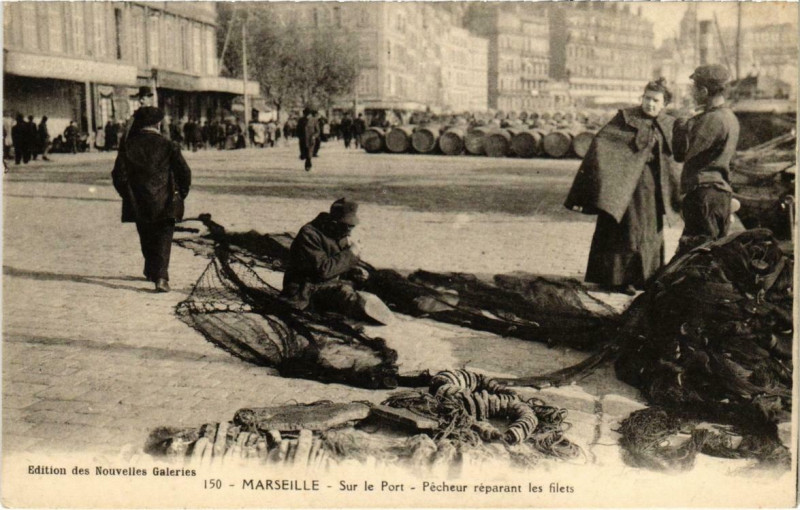 Carte postale ancienne Marseille - Sur le Port Pecheur reparant les filets à Marseille