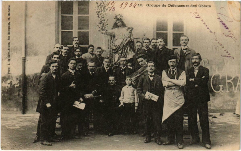 Carte postale ancienne Marseille - Groupe de Defenseurs des Oblats à Marseille