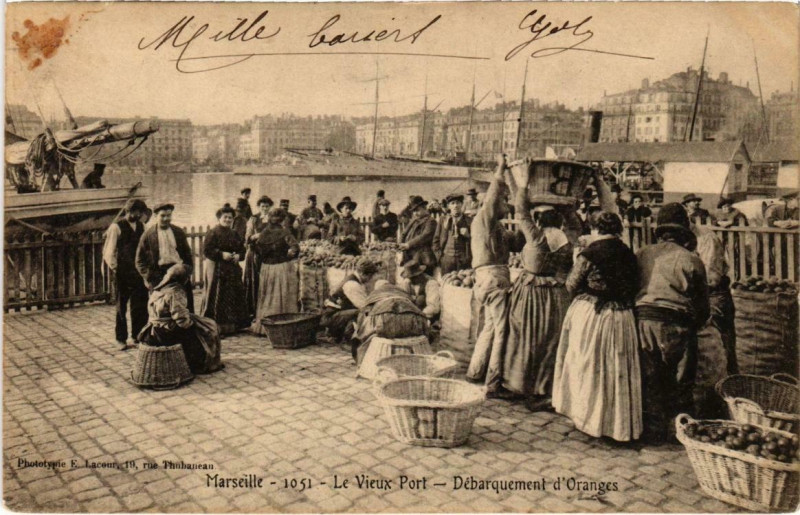 Carte postale ancienne Marseille - Le Vieux Port Débarquement d'Oranges à Marseille