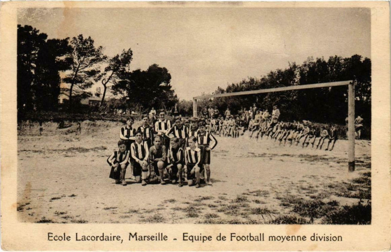 Carte postale ancienne Marseille - Ecole Lacordaire Equipe de Football moyenne à Marseille