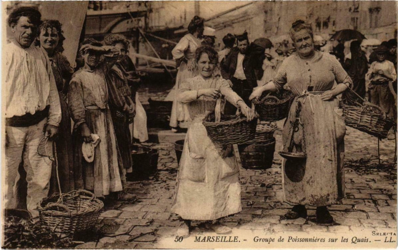Carte postale ancienne Marseille - Groupe de Poissonnieres sur le Quais à Marseille