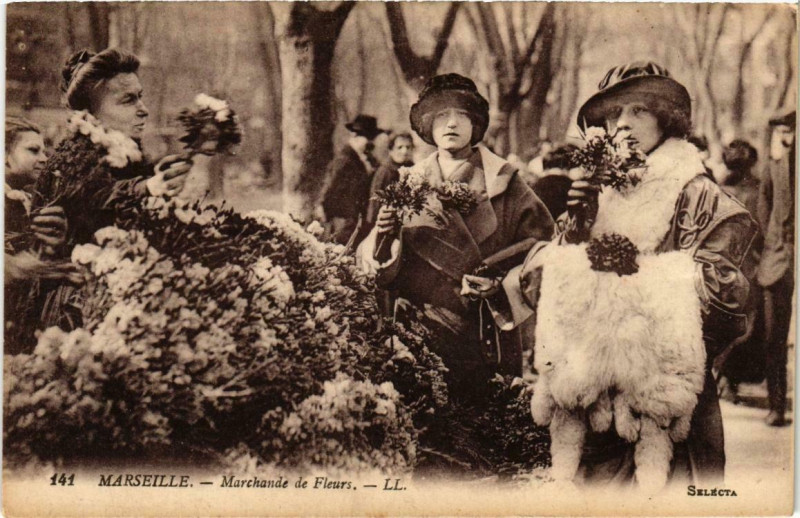 Carte postale ancienne Marseille - Marchande de Fleurs à Marseille