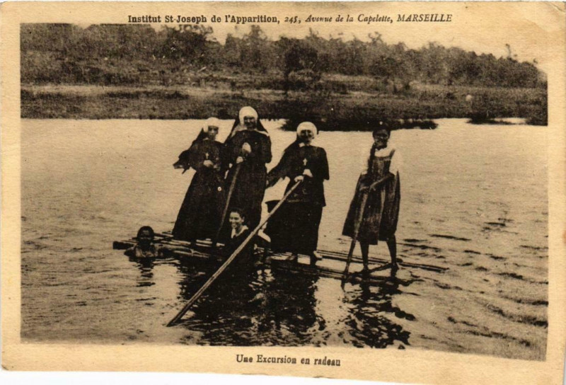 Carte postale ancienne Marseille - Une Excursion en radeau Inst. St-Joseph à Marseille