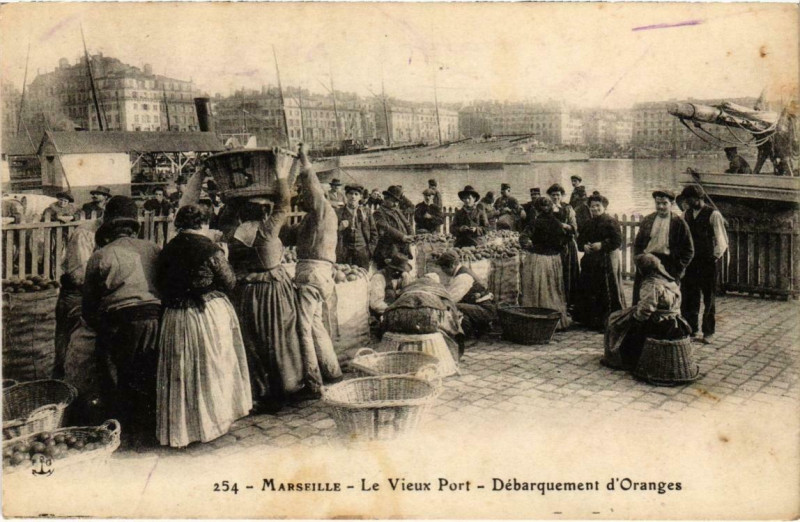 Carte postale ancienne Marseille - Le Vieux Port Débarquement d'Oranges à Marseille