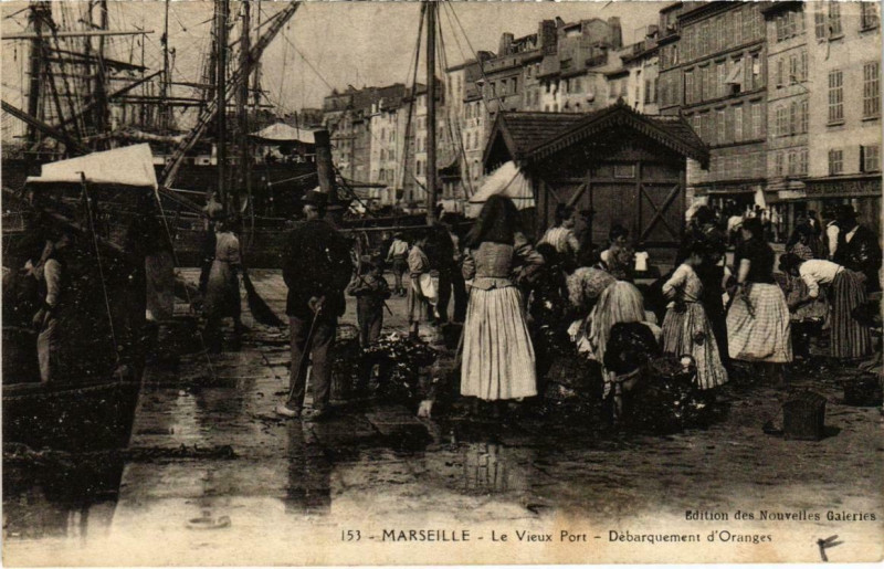 Carte postale ancienne Marseille - Le Vieux Port Débarquement d'Oranges à Marseille