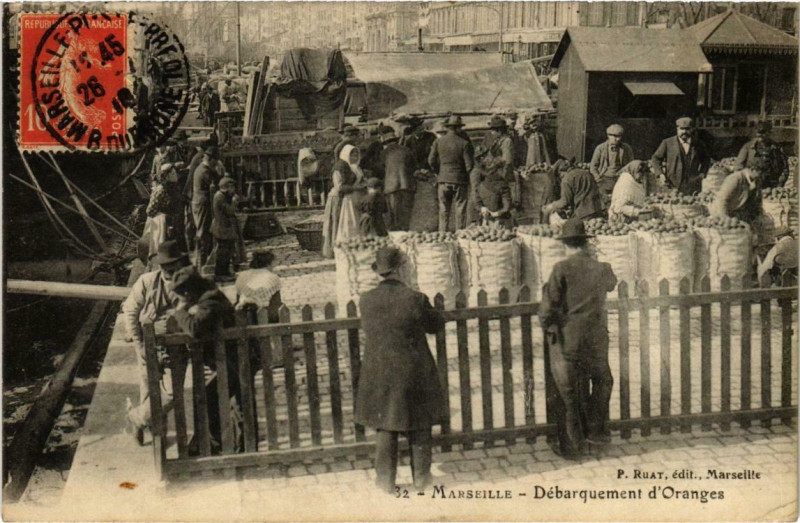 Carte postale ancienne Marseille - Débarquement d'ORanges à Marseille