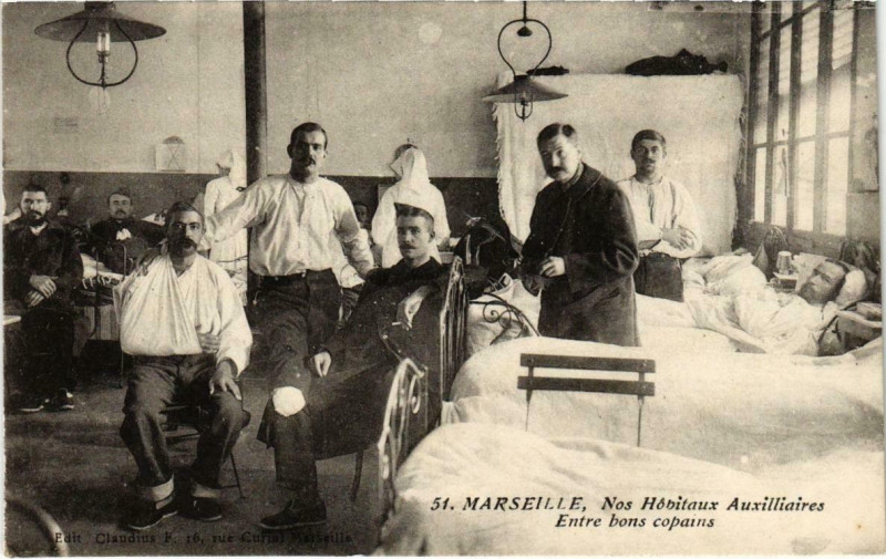 Carte postale ancienne Marseille - Nos Hopitaux Auxilliaires Entre bons copains à Marseille