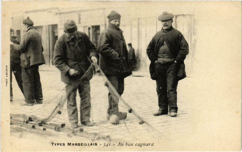 Carte postale ancienne Marseille - Types Marseillais Au bon cagnard à Marseille