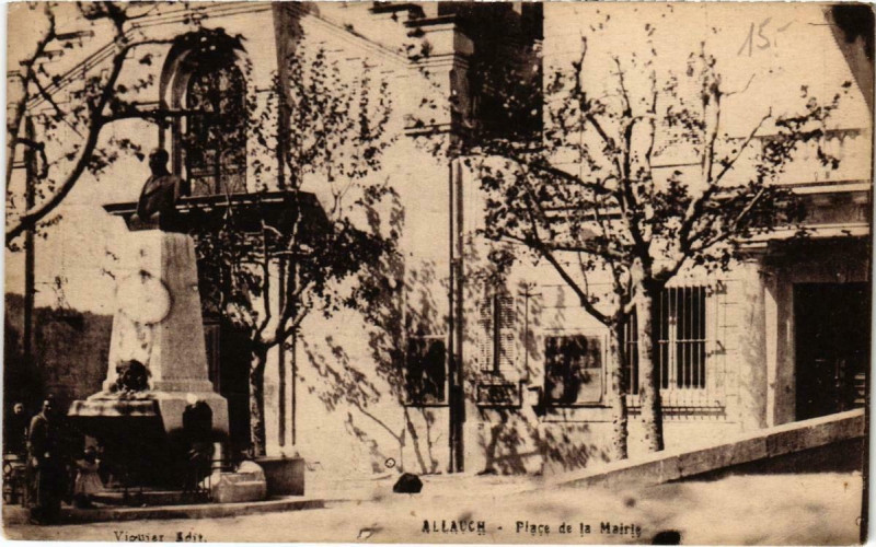 Carte postale ancienne Place de la Mairie à Allauch