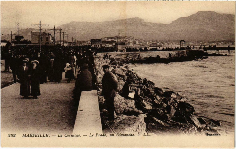 Carte postale ancienne Marseille - Le Corniche Le Prado, un Dimanche à Marseille