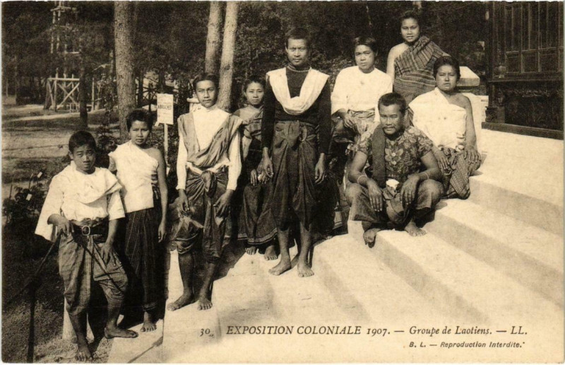 Carte postale ancienne Marseille - Expo Coloniale Groupe de Laotiens à Marseille