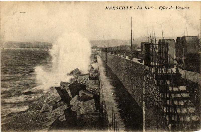 Carte postale ancienne Marseille La Jetee. Effet de Vagues. à Marseille