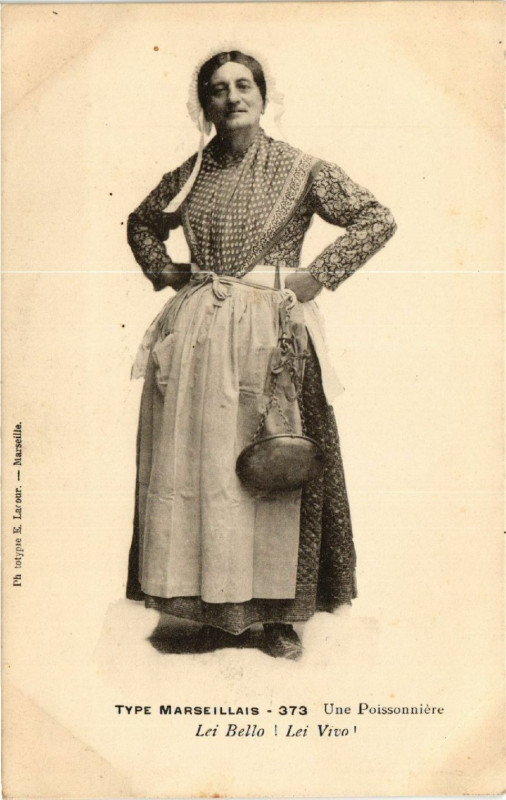 Carte postale ancienne Type Marseillais Une Poissonniere