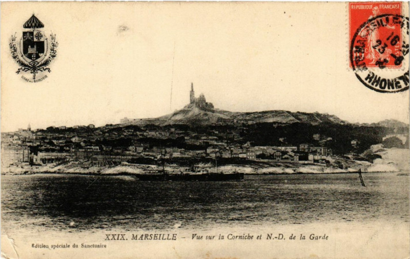 Carte postale ancienne Marseille Vue sur la Corniche et Notre Dame de la Garde à Marseille