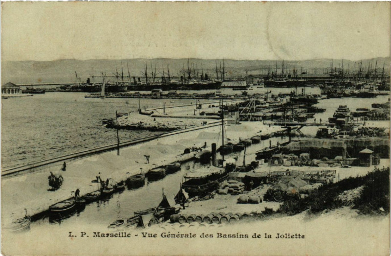 Carte postale ancienne Marseille Vue générale des Bassins de la Joliette à Marseille
