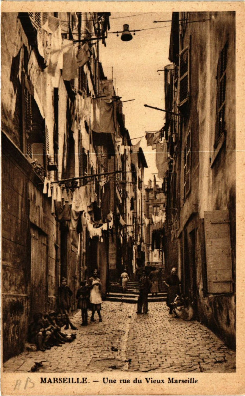 Carte postale ancienne Marseille Une rue du Vieux Marseille à Marseille