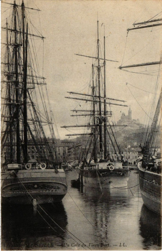 Carte postale ancienne Marseille Un coin du Vieux Port. à Marseille