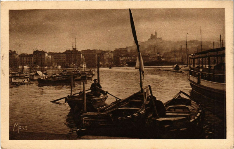 Carte postale ancienne Marseille Un Coin du Vieux Port,Basilique de N.-D. De la Garde à Marseille