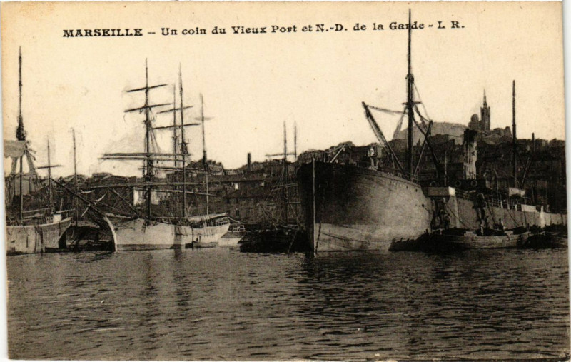 Carte postale ancienne Marseille Un coin du Vieux Port et Notre Dame de la Garde à Marseille