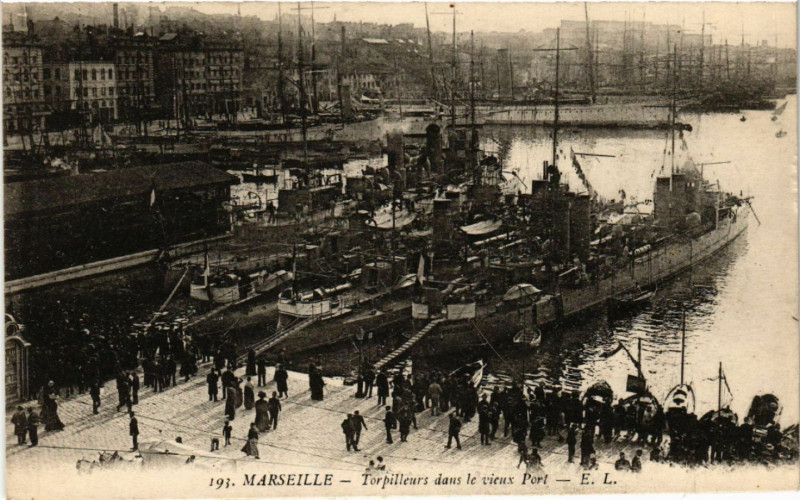 Carte postale ancienne Marseille Torpilleurs dans le Vieux Port à Marseille