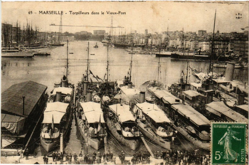 Carte postale ancienne Marseille Torpilleurs dans le Vieux Port à Marseille