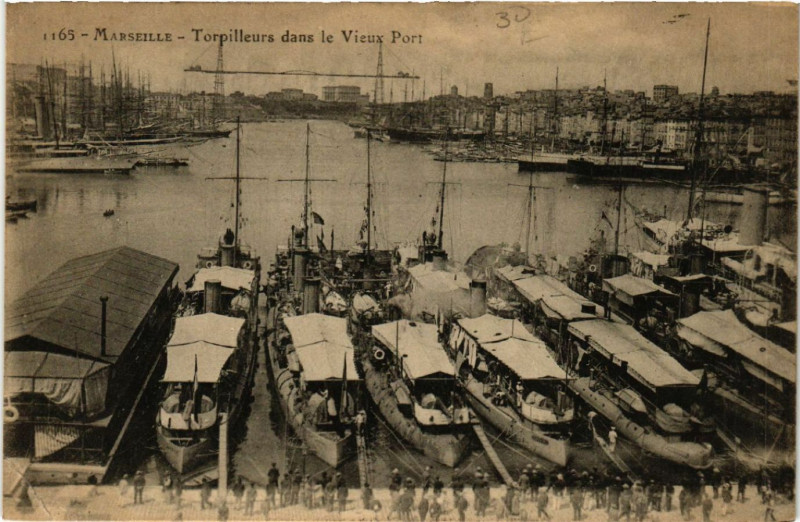 Carte postale ancienne Marseille Torpilleurs dans le Vieux Port à Marseille