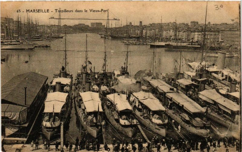 Carte postale ancienne Marseille Torpilleurs dans le Vieux Port à Marseille